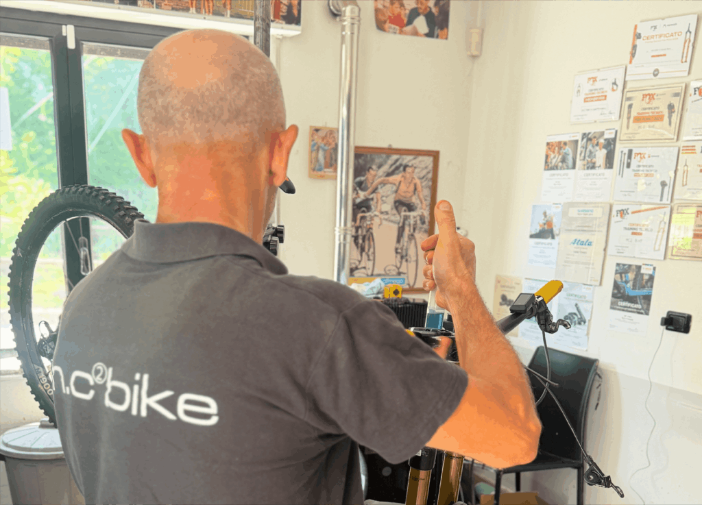 Marco Cassetta intento a riparare una bicicletta